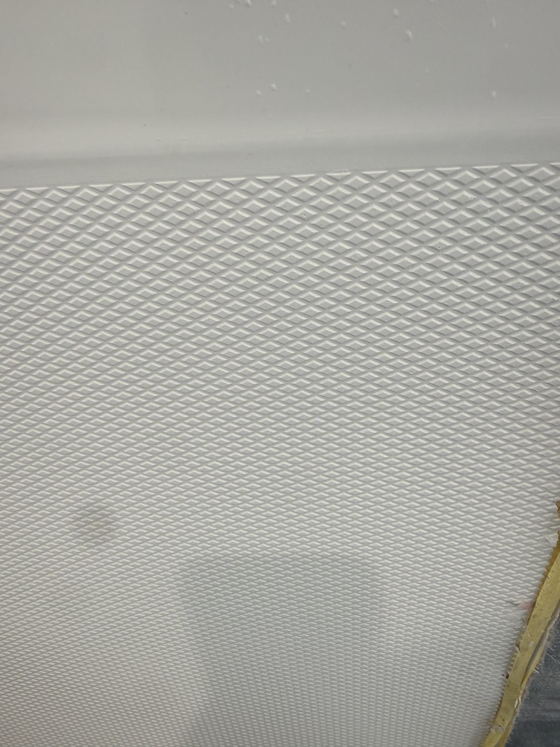 Diamond-pattern non-skid gelcoat surface